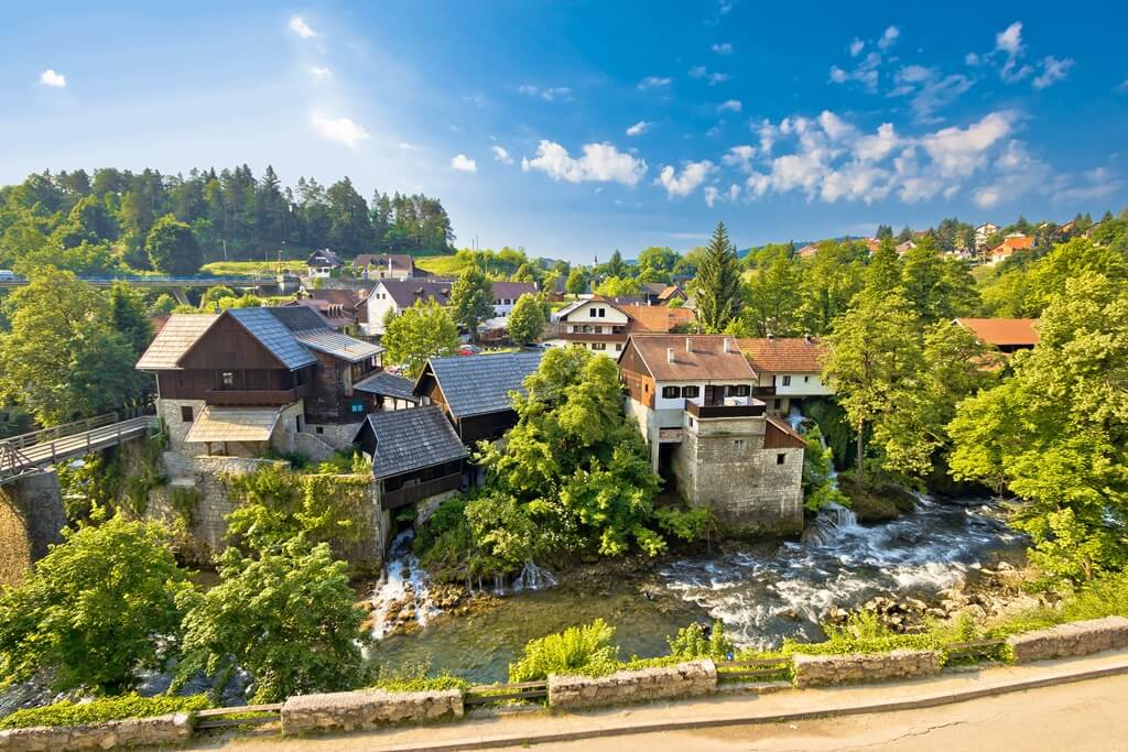 Pogled na slikovito selo Rastoke, gdje slapovi doslovno prolaze kroz dvorišta. Rastočki slapovi, smješteni na ušću Slunjčice u Koranu, stvaraju čarobnu kombinaciju prirode i tradicijske arhitekture.